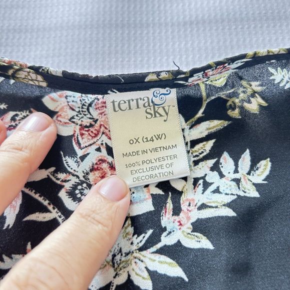 5/$25 Terra & Sky Sheer Button Down Long Sleeve Black Floral size 0X (14W) - Picture 4 of 8